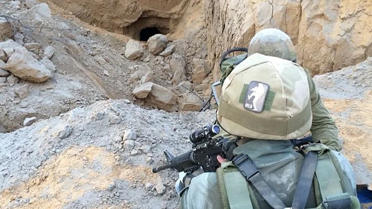 חייל ליד מנהרה בחאן יונס במהלך מבצע צוק איתן בעזה