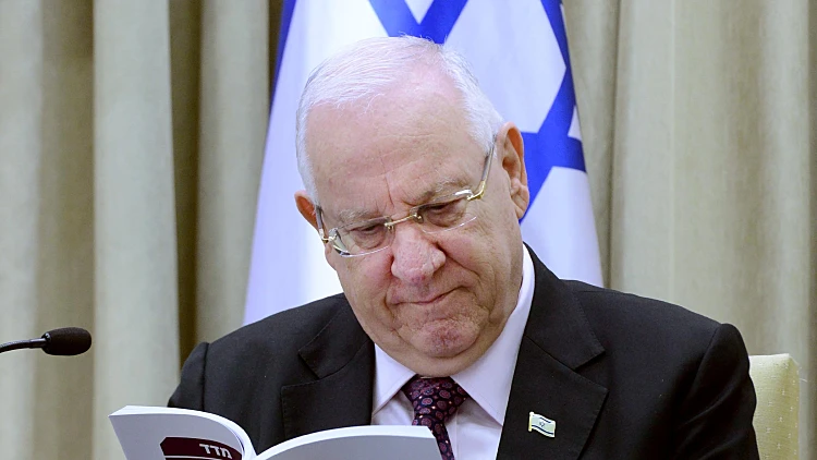 נשיא המדינה ראובן ריבלין מעיין בדו"ח מדד הדמוקרטיה