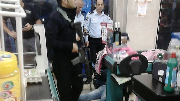 פיגוע דקירה מישור אדומים