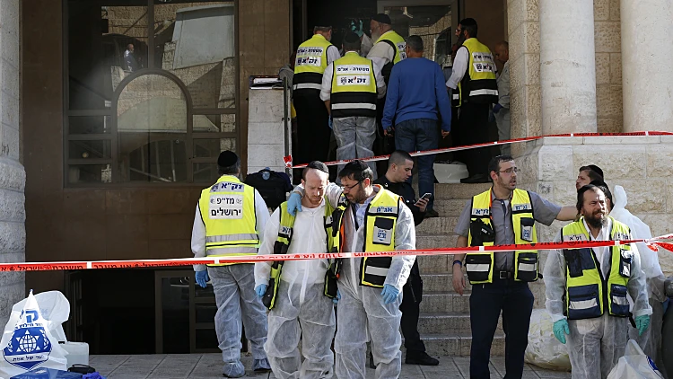 כוחות הצלה ליד בית הכנסת "בני קהילת יעקב" בהר נוף, שם בוצע טבח במתפללים