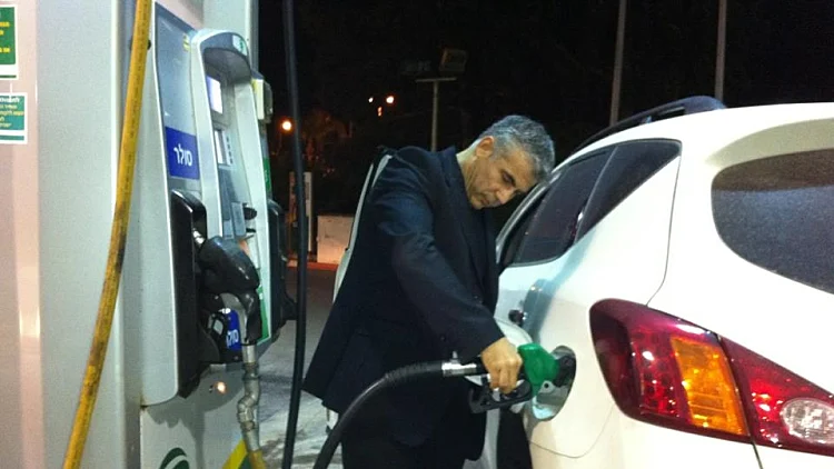 יאיר לפיד מתדלק את רכבו