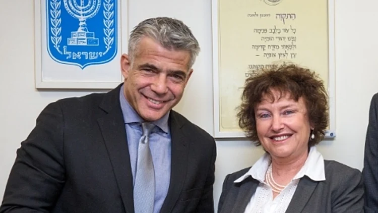 שר האוצר, יאיר לפיד קיבל הבוקר את דוח בנק ישראל לשנת 2013 מידי נגידת בנק ישראל ד"ר קרנית פלוג