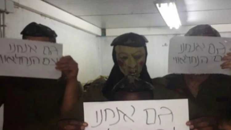 חיילים הביעו הזדהות עם לוחם שהודח כי דרך נשק לעבר פלסטיני