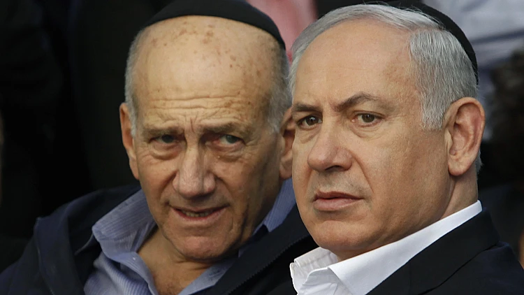 בנימין נתניהו ואהוד אולמרט בהלוויה של זאב בוים