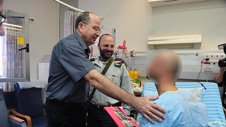 שר הביטחון מבקר חיילים פצועים בבית החולים