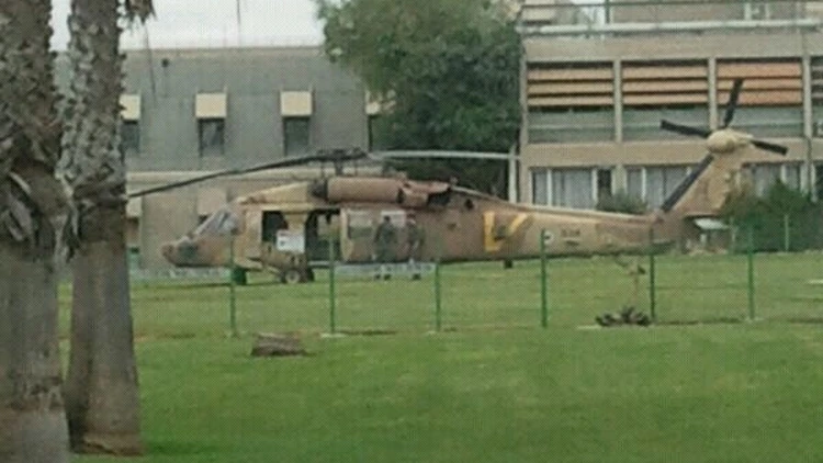 מסוק נוחת בבית החולים סורוקה לאחר תאונת אימונים ליד עלומים