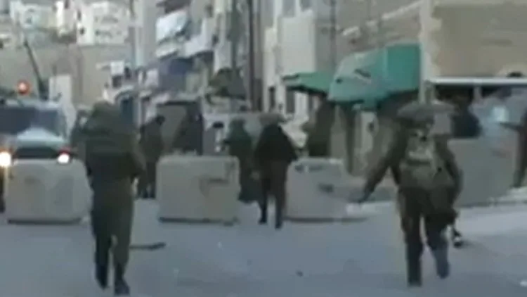 תיעוד השניות הראשונות אחרי הירי בחברון