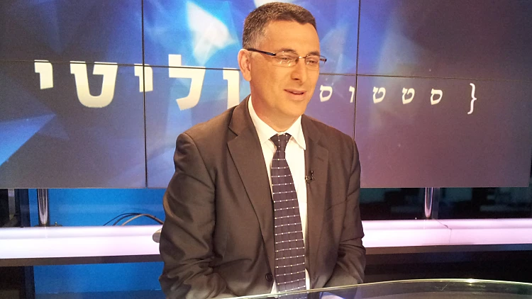 גדעון סער באולפן התכנית "סטטוס פוליטי"