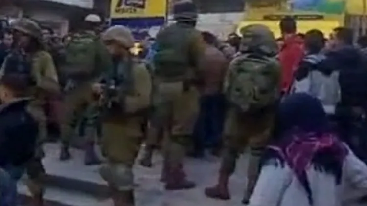 חיילים בשוק בחברון