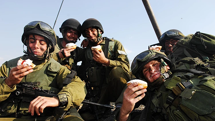 חיילים אוכלים סופגניות