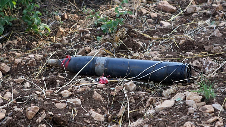 קטיושה בשדה זיתים בכפר טייבה בדרם לבנון
