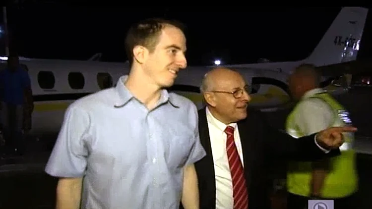 אילן גרפל יורד מהמטוס