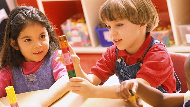 ילדים משחקים בקוביות