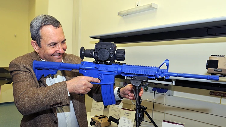 תמונת שר הביטחון, אהוד ברק מביקורו במפעל "אלביט מערכות", בפארק התעשייה מת"ם, בחיפה