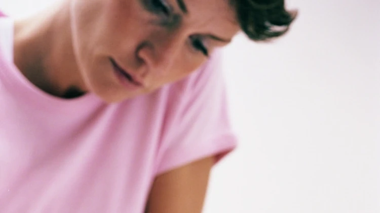 אישה סופרת כסף