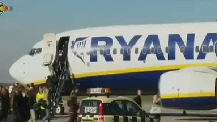 נוסעים עולים למטוס של חברת הלואו קוסט האירית ריינאיר