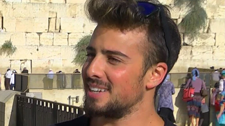 מייקי אלרוי, שינה את מינו מבת לבן