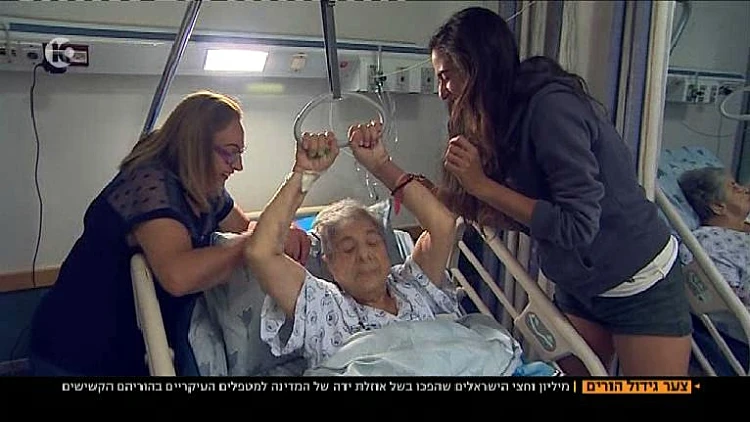 אביבה צח בת ה-80 בשיקום, לאחר שנפצעה כשטיילה בעולם עם חברותיה. מתוך סדרת הכתבות "צער גידול הורים"