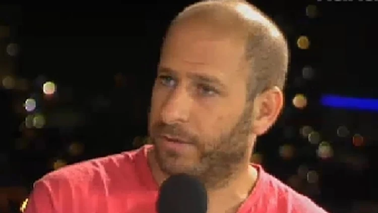 חנוך דאום מתראיין