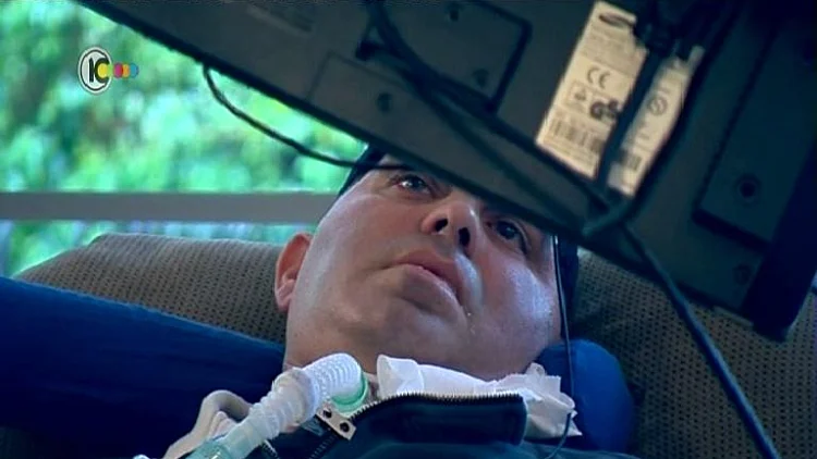 שי, חולה במחלת ALS (ניוון שרירים) שנעזר במחשב