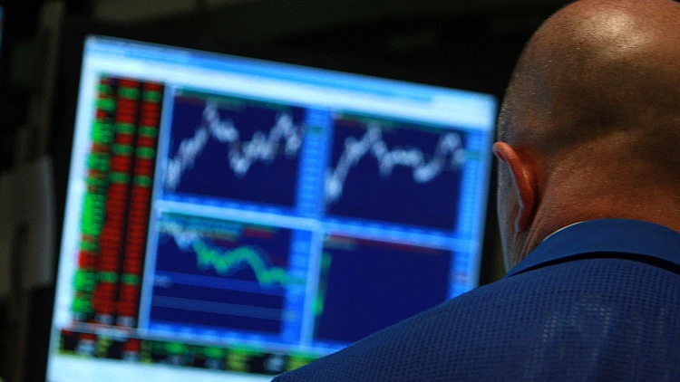 איש מול מחשב עם גרפים