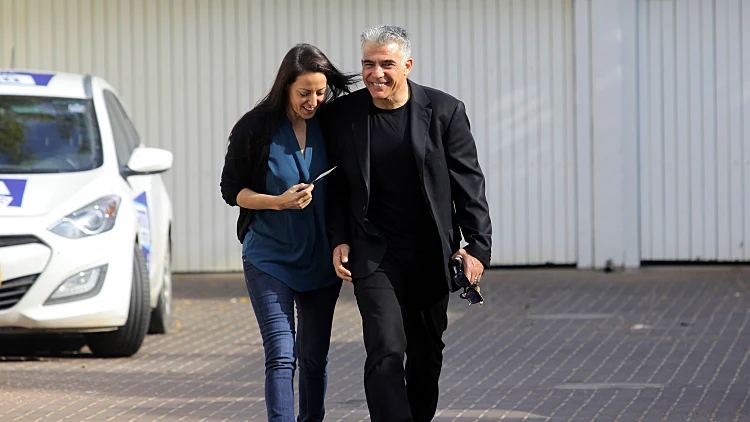 יאיר וליהיא לפיד בדרכם להצבעה בבחירות