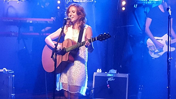 מאיה איזקוביץ בבארבי: חינניות כובשת ומרגשת