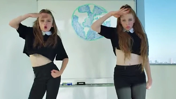 ילדות ג'ינג'יות רקדניות