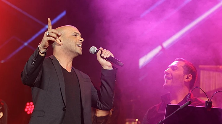 אייל גולן בהופעה: "חוץ מלהניק אני עושה הכל"