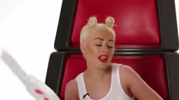 כריסטינה אגילרה מחקה את מיילי סיירוס