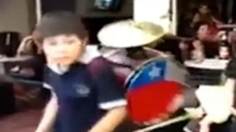 ילד מנגן