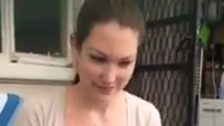 אוסטרלית חמודה עושה ראפ
