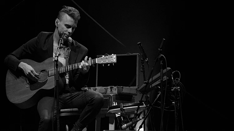 מפלרטט ומחבק: השואו של אסף אבידן