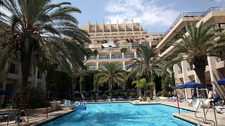 מיקי פדרמן, יו"ר חברת מלונות דן ועמי הירשטיין מנכ"ל החברה הציגו לניר ברקת את שם המלון החדש - דן ירושלים, המלון הגדול ביותר בירושלים והמלון הרביעי של רשת מלונות דן בעיר