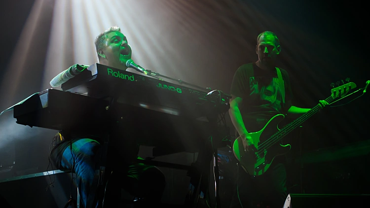 החברים של נטאשה בהופעה