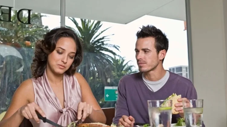 זוג אוכל במסעדה