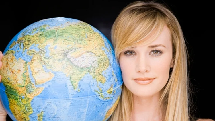 בחורה עם גלובוס