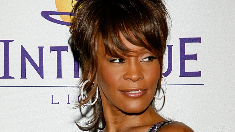 עלייתה ונפילתה: על הסקנדלים בחייה של וויטני יוסטון