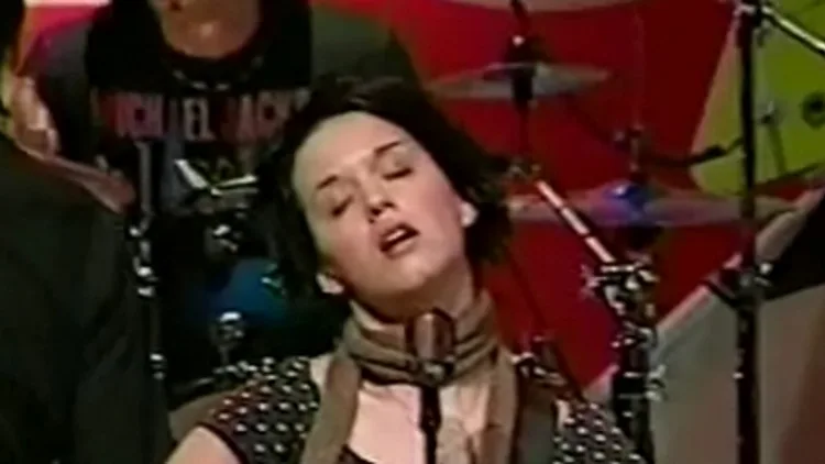 קייטי פרי מופיעה לפני שהתפרסמה