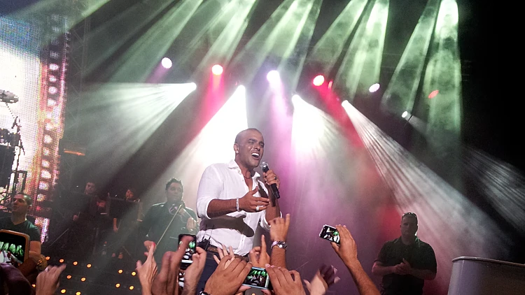 אייל גולן בהופעה בקיסריה