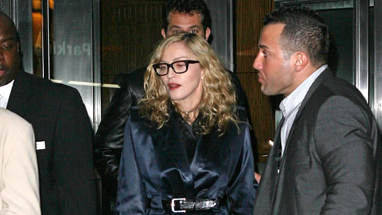 מדונה מחוץ למוזיאון MOMA בניו יורק