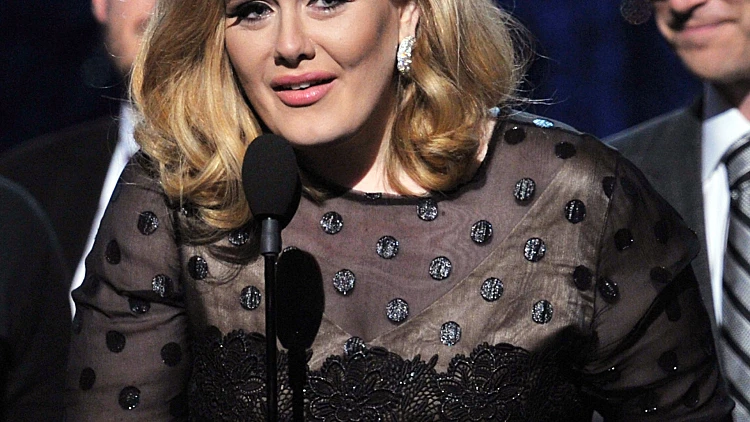 אדל זוכה ב-6 פרסי גראמי