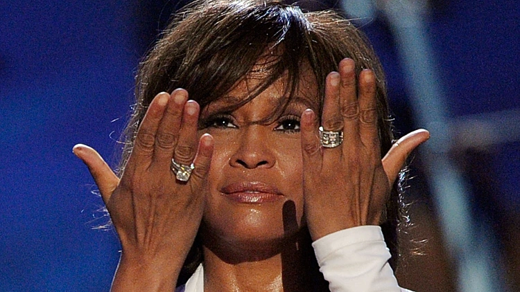 וויטני יוסטון מקבלת את פרס הזמרת המועדפת בטקס פרסי המוזיקה האמריקאי בלוס אנג'לס.