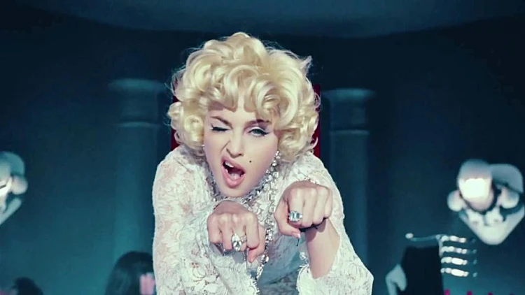 מדונה בקליפ "'Give Me All Your Luvin"