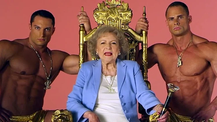 בטי ווייט, מתוך הקליפ "I'm Still Hot"