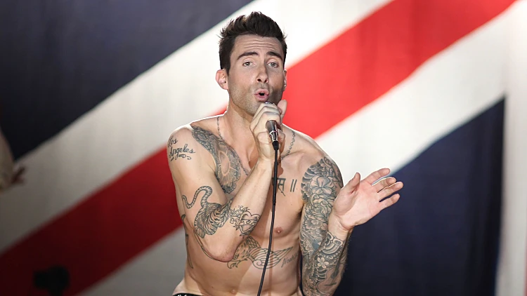 אדם לוין בקליפ "Moves Like Jagger"