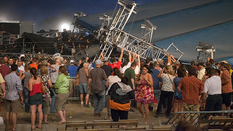 קריסת במה בפסטיבל אינדיאנה