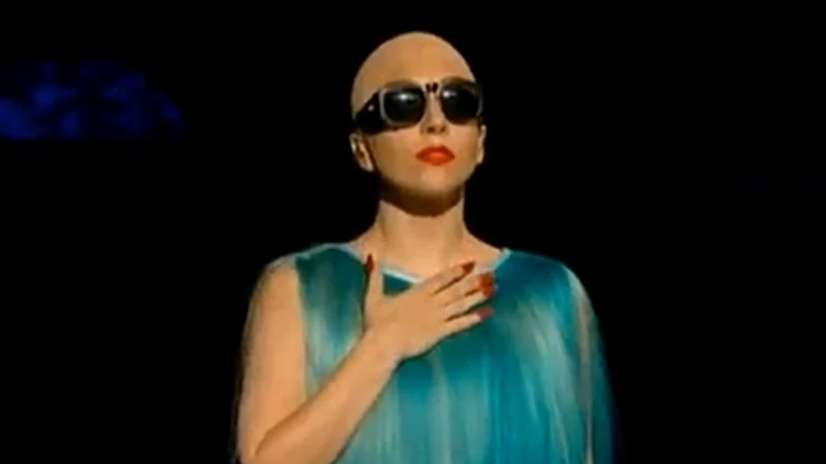 ליידי גאגא קירחת בהופעה