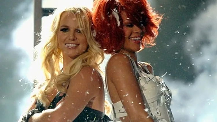 בריטני ספירס וריהאנה בפרסי הבילבורד 2011