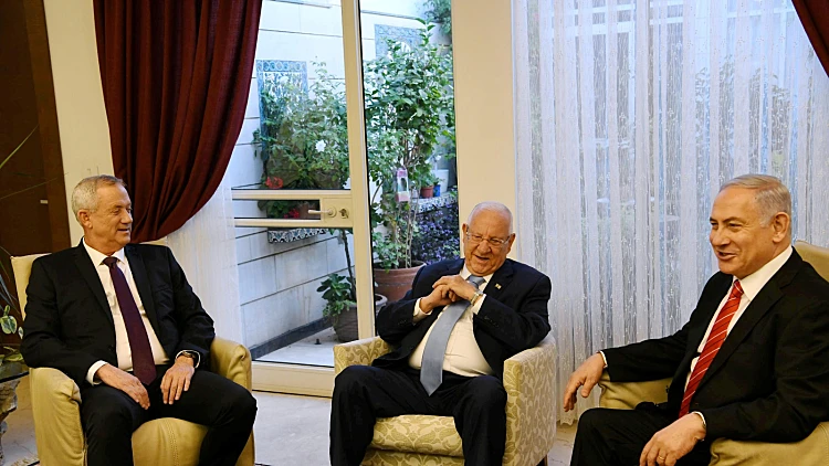 הזדמנות אחרונה? החלה פגישת צוותי המו"מ של הליכוד וכחול לבן